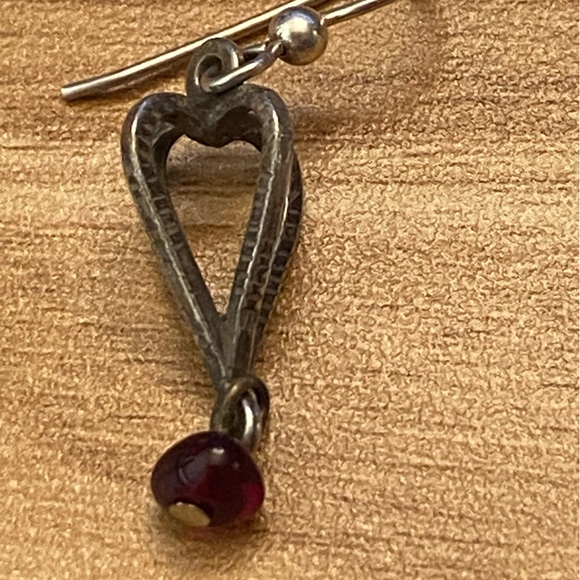 Two pairs of adorable silver dangle earrings, garnet & black resin - Picture 2 of 10